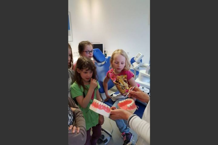 Ganztagsgrundschule Kirchhundem besucht Zahnarztpraxis