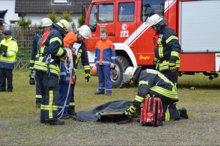 Feuerwehren erbringen Leistungsnachweis in Elspe