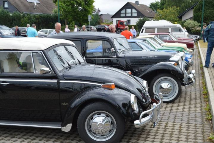 Autofans kommen bei Oldtimertreffen in Attendorn zusammen