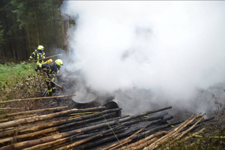 Waldhütte brennt oberhalb von Lenhausen ab