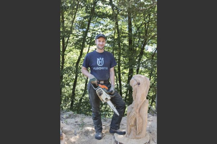 Felix Schreiter aus Kirchhundem „schnitzt" Figuren aus Holz - mit der Kettensäge