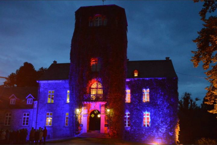 900 Besucher feiern mit „Feel Collins“ am Schloss Bamenohl