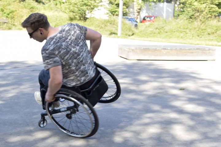 Trotz gelähmter Beine: Sammy Friedrichs skatet mit seinem Rollstuhl