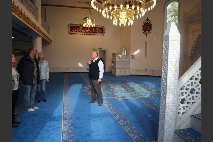 Franziskaner-Hof besucht neue Moschee in Attendorn