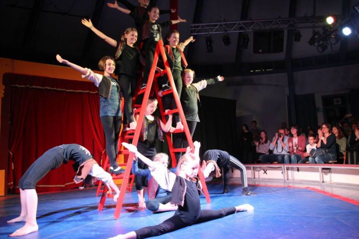 Fünft- und Sechstklässler der St.-Ursula-Schulen beeindrucken mit Zirkus-Show