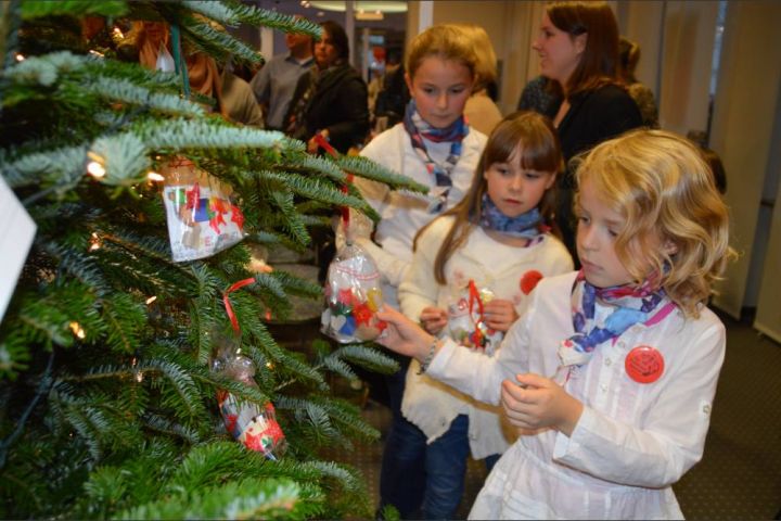 Sparkasse Attendorn eröffnet Weihnachtsbaum-Wunschaktion