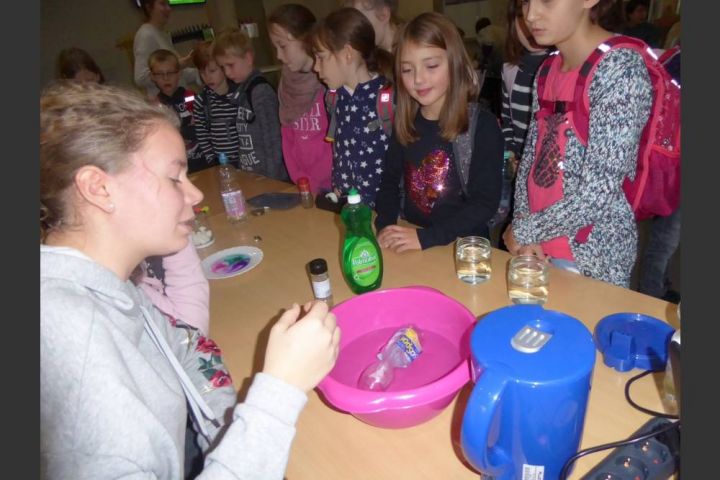 Experimente mit Alltagsgegenständen „verzaubern“ Grundschüler in Olpe