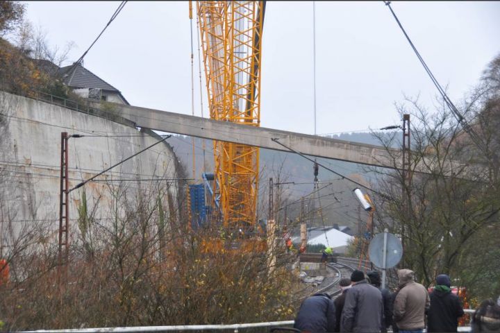Abriss der Pastoratsbrücke: 340 Tonnen eine Stunde lang im Schwebezustand