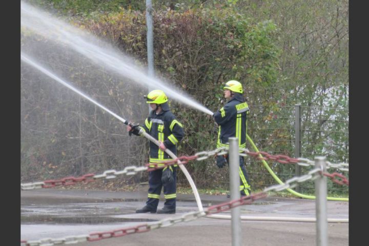 Feuerwehren Rönkhausen und Lenhausen: Löschen unter erschwerten Bedingungen