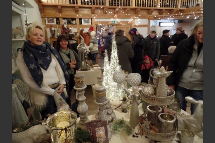 Weihnachtsmarkt in Möllmicke lockt zahlreiche Besucher an