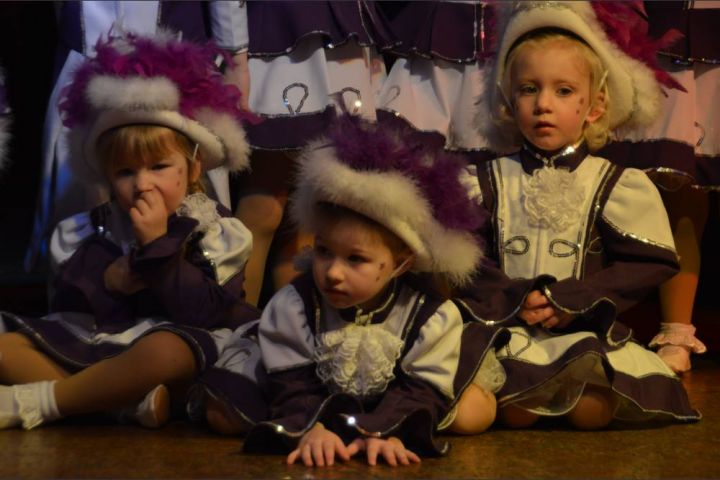 Kinder feiern Karneval im Ihnetal: kleine Tänzer auf der großen Bühne