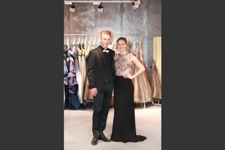 Pailletten-Kleid und Brautanzug ergeben schicken Look