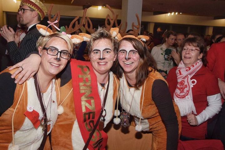 1100 Narren feiern Kreiskarneval in Attendorn