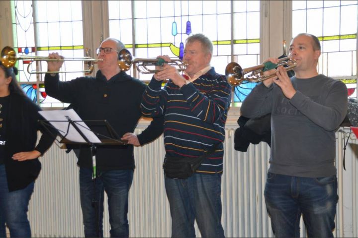 14 Fanfarenzüge treffen sich im Rivius Gymnasium Attendorn