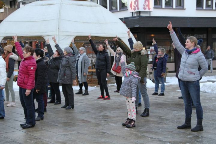 Tanz-Demo: Über 200 Menschen protestieren im Kreis Olpe gegen Gewalt an Frauen