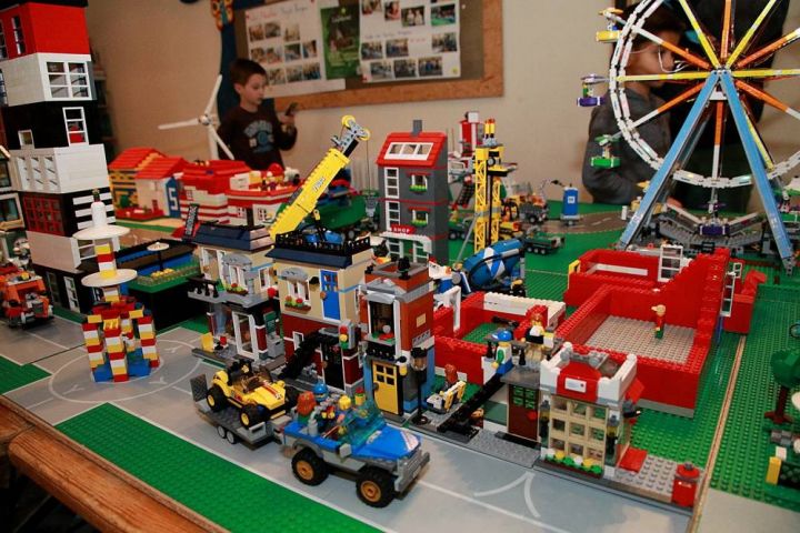 Lego-Stadt aus 165.000 Steinen