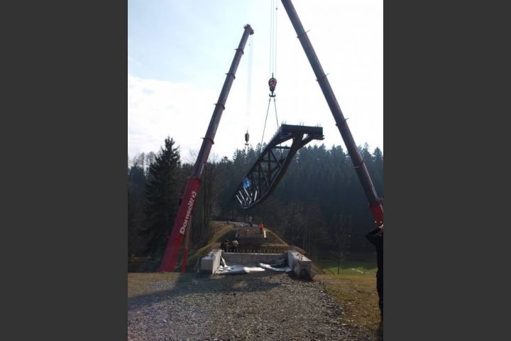 L351: Kräne setzen Stahlgerüst für neue Fahrradbrücke in Eichen ein