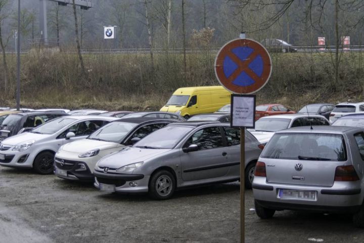 Vollsperrung des Dauerparkplatzes „Schneidershof“ in Altenhundem