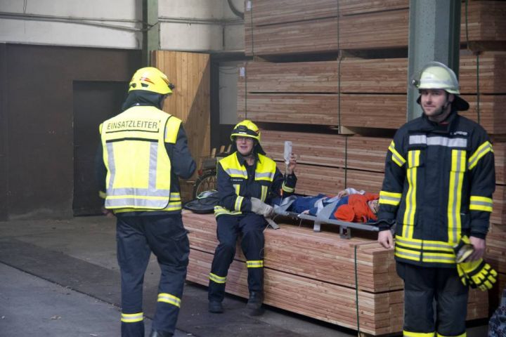 Feuerwehren üben auf dem Gelände von Holzindustrie Funke in Fretter