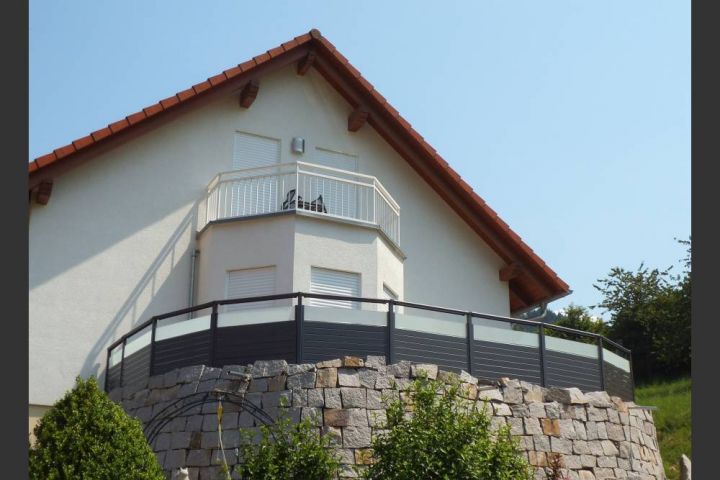 Stabil, vielfältig und pflegeleicht: Aluminiumgeländer für Balkon und Terrasse