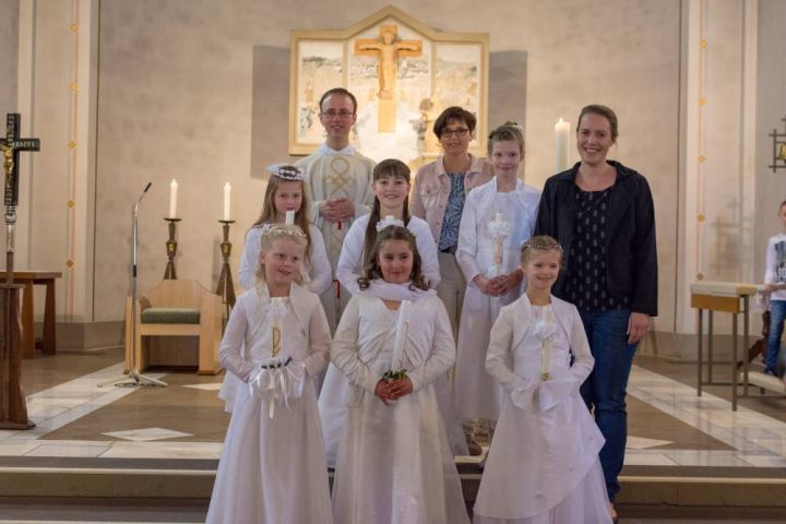 14 Kommunionkinder erhalten Sakrament der Eucharistie in Fretter