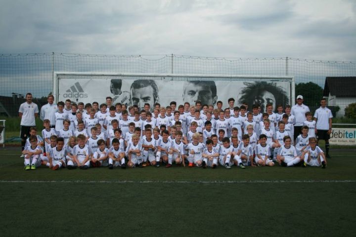 96 Nachwuchsfußballer trainieren im "königlichen" Fußballcamp auf dem Daspel