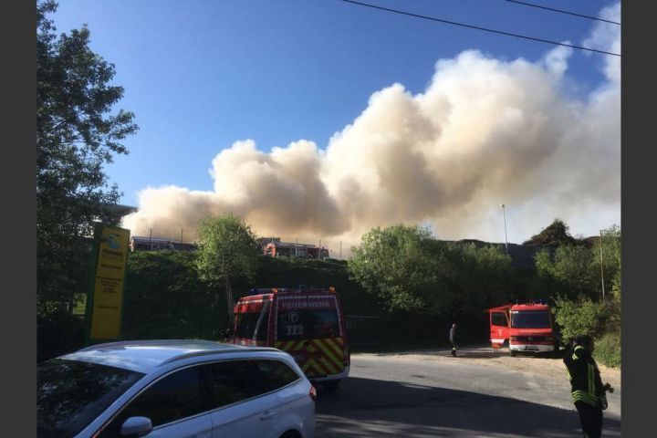 UPDATE: Abfallhaufen und Reifendepot brennen auf Wertstoffhof-Gelände