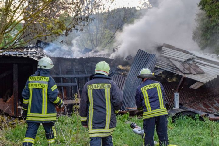 Update: 50 Feuerwehrleute bei Scheunenbrand in Altenhundem