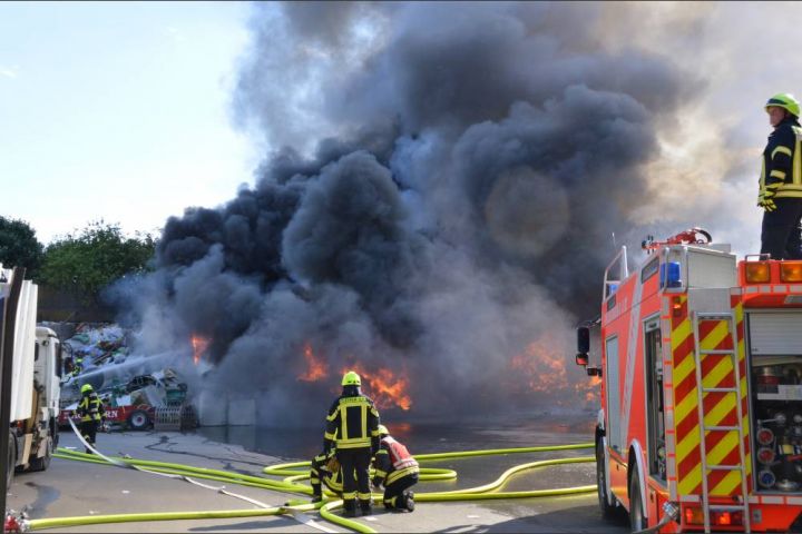 Feuerwehr-Großeinsatz im Industriegebiet Bienicker Hagen