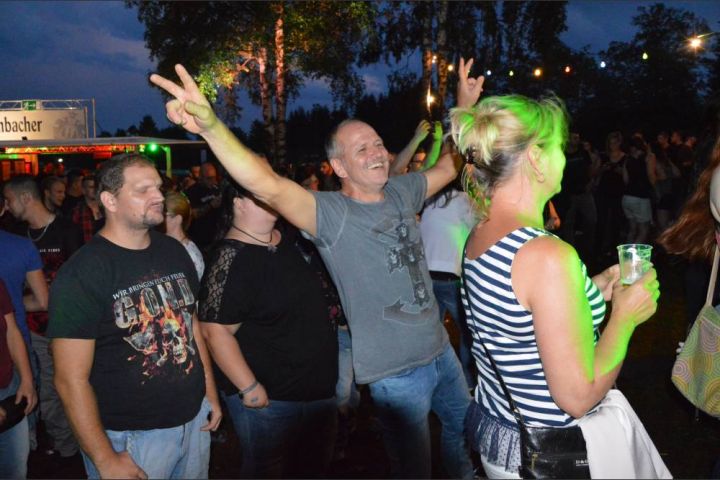Hammerharte Hits: „F.U.C.K.“ reißt Wernerfest-Besucher mit