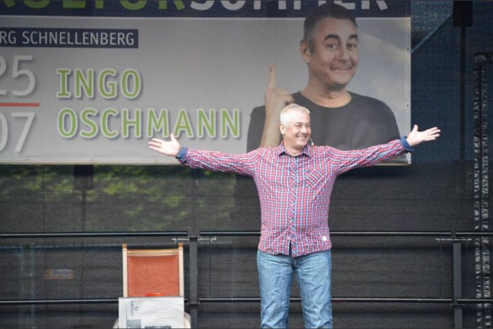 Freche Sprüche und verblüffende Tricks: Ingo Oschmann verzaubert sein Publikum