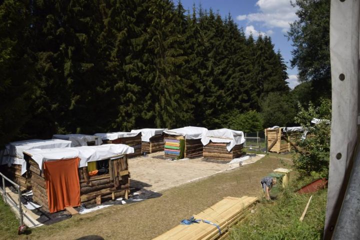 Abenteuerspielplatz der OT Grevenbrück: Kinder bauen eigene Hütten