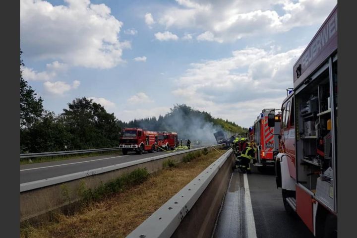 Update: Lkw gerät auf A4 bei Anschlussstelle Olpe-Süd in Brand