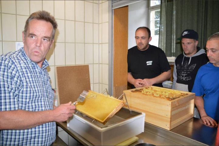 Michael Höffer imkert mit Inhaftierten der JVA Attendorn