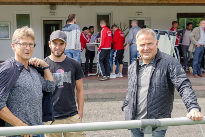 Neuer Kunstrasen des FCL eingeweiht und unter Gottes Segen gestellt