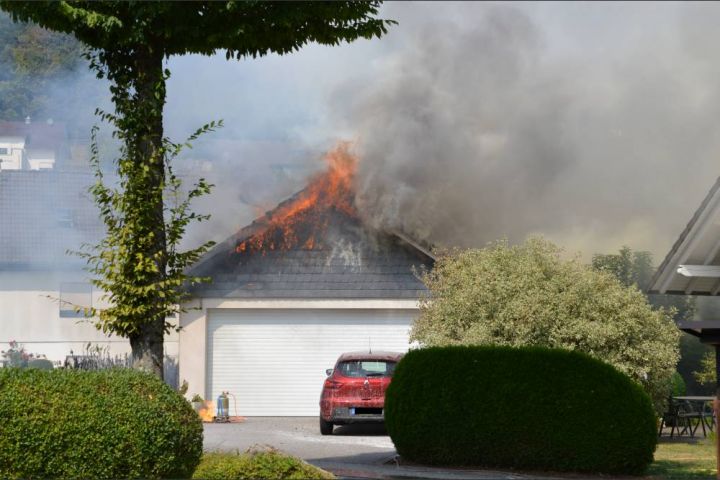 Feuerwehr löscht brennende Garage in Heggen