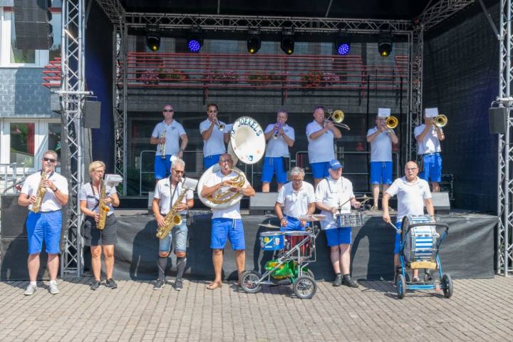 Sonnentag lockt viele Besucher zum Lennestädter Stadtfest