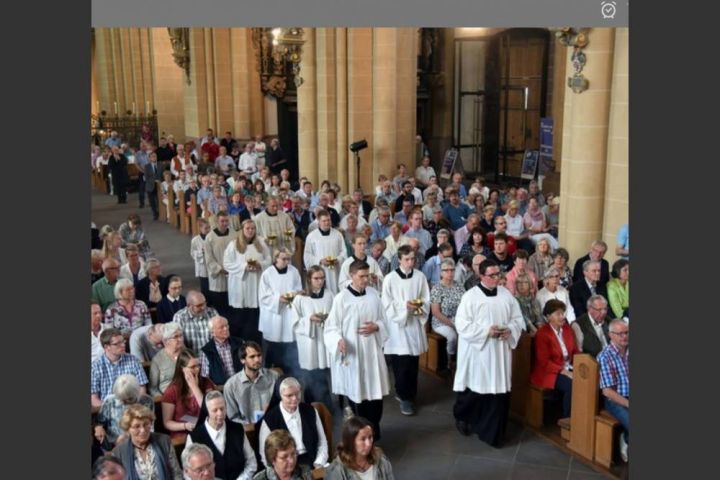 Messdiener Oliver Lakemper aus Bamenohl dient im Dom zu Paderborn
