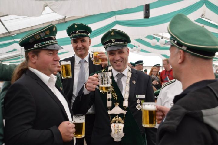 Dennis Schmidt ist neuer Kreisschützenkönig in Grevenbrück