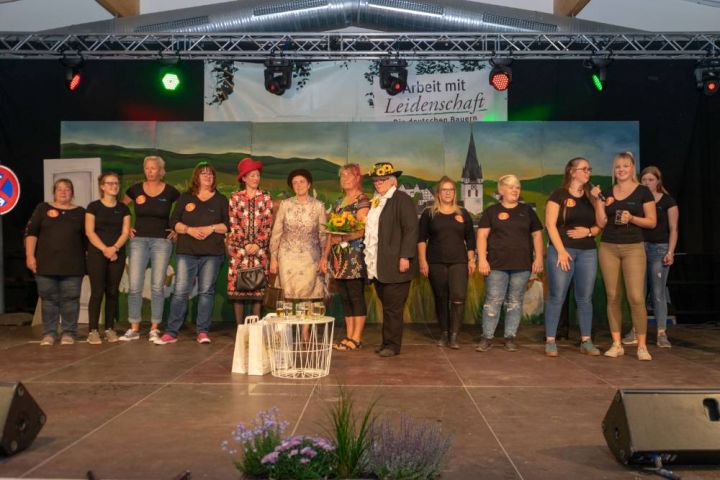 Steffi Gräve-Lütticke mit Klatschbasen-Orden in Drolshagen ausgezeichnet