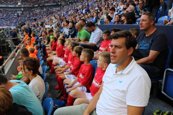 Jugendfußballer des SSV Elspe laufen mit Profis des FC Schalke 04 ein