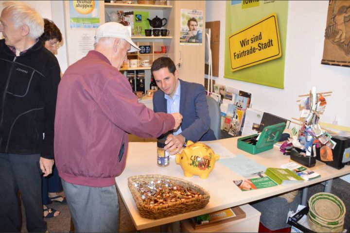 Attendorns Bürgermeister Pospischil hilft im im Eine-Welt-Laden