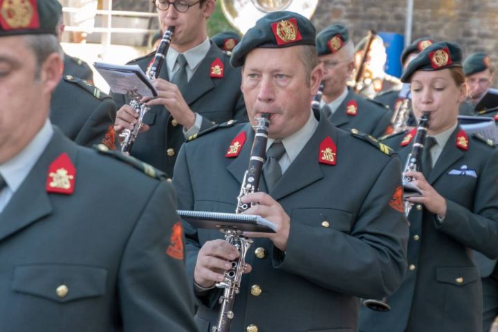 300 Zuhörer lauschen Militärorchestern auf Altenhundemer Marktplatz