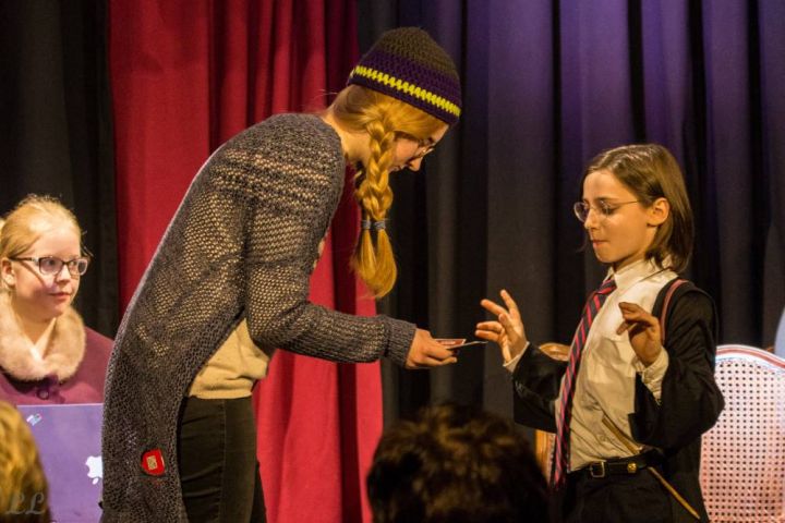 Jugendtheater „Schrabbenstones“ begeistert mit spannender Krimi-Komödie