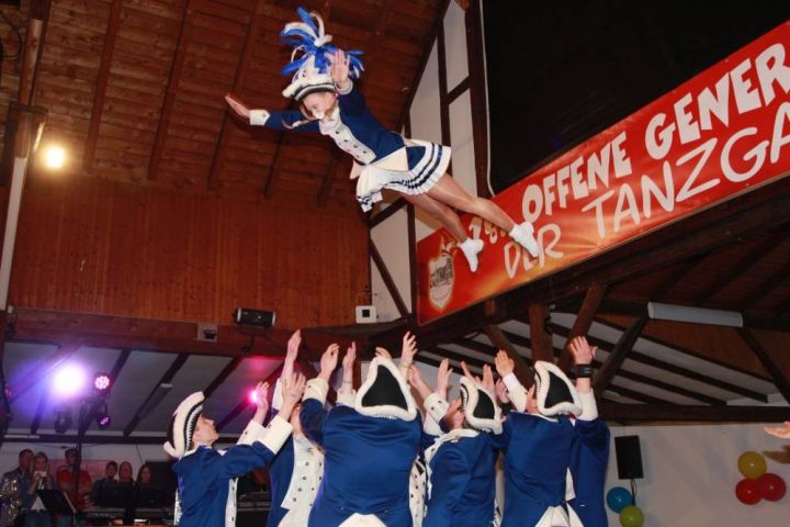Tanzgarden-Akrobatik in der Schützenhalle in Kirchveischede