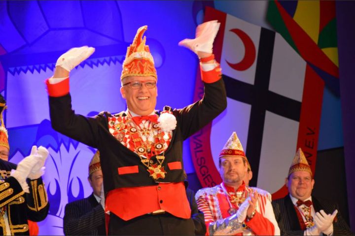 Herren in Attendorn feiern ausgelassene Karnevalssitzung