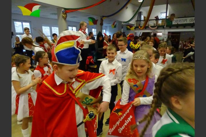Buntes Treiben beim Kinderkarneval in Oberelspe