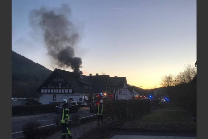 Dachstuhlbrand in Saalhausen: Feuerwehr im Großeinsatz