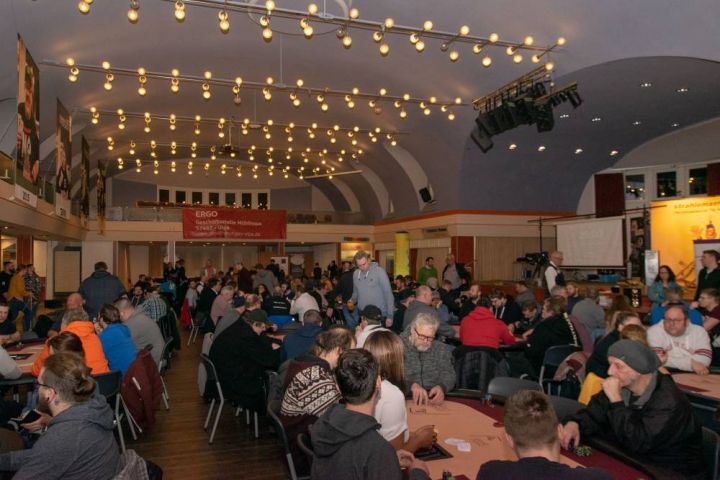 Charity-Poker-Turnier lockt Hunderte nach Altenhundem