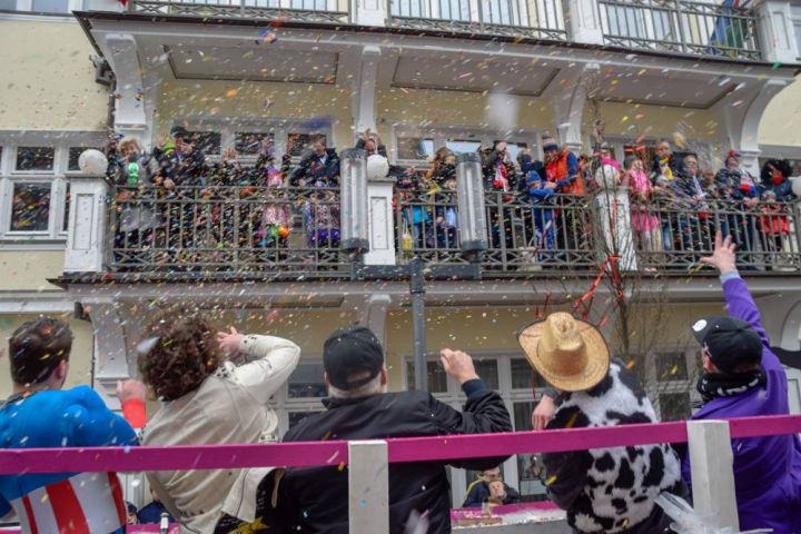 Karneval von oben: LokalPlus auf dem Mottowagen des Ihnetaler Männerballetts